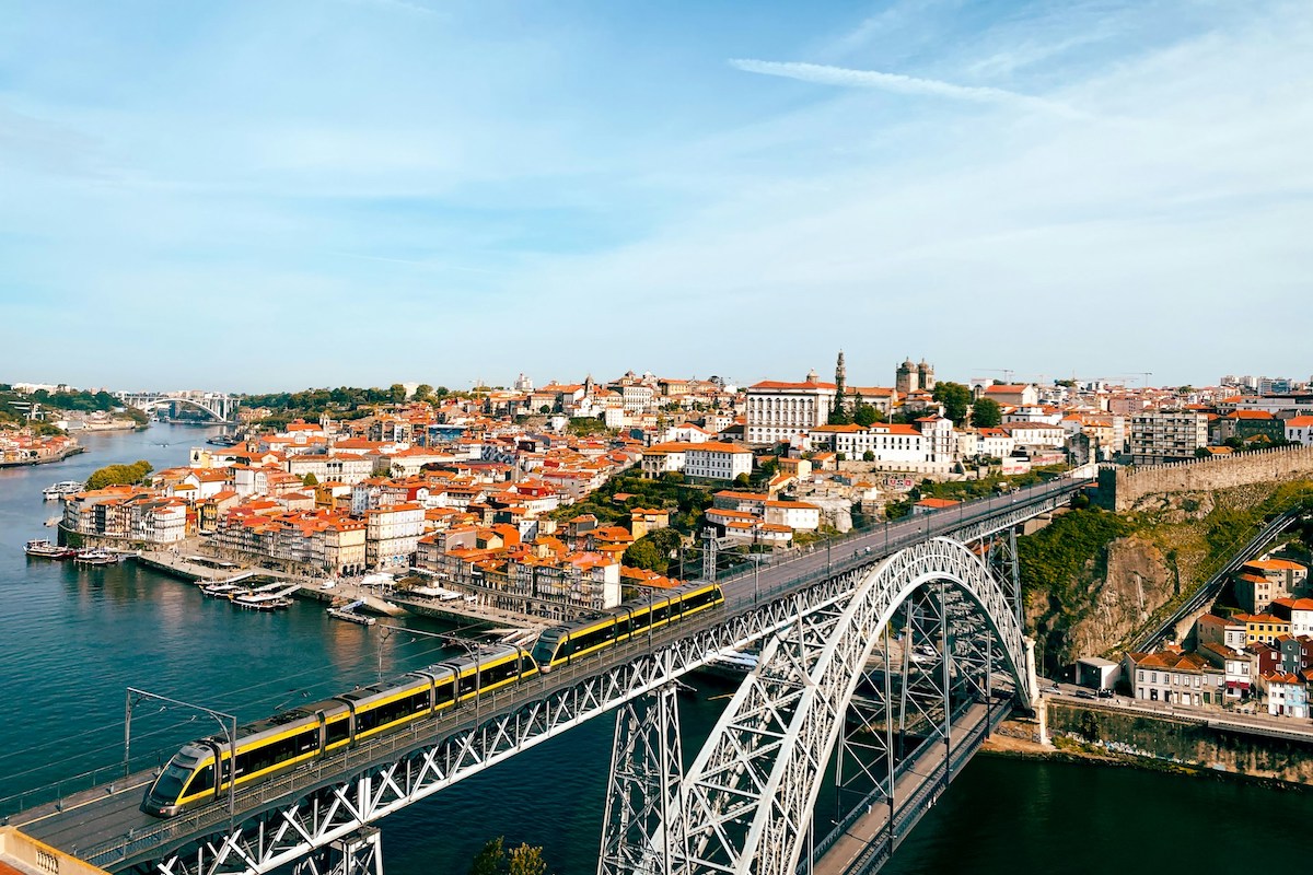 Zug in Porto